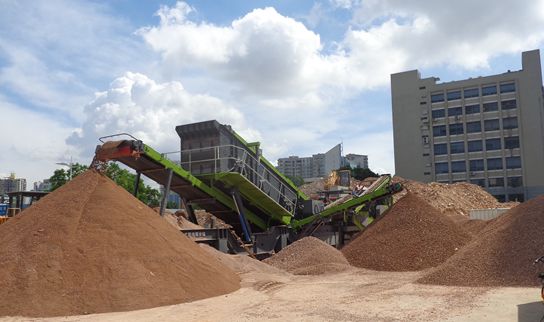 引进移动式建筑垃圾移动破碎站，对建筑垃圾开展无害化处理再生利用